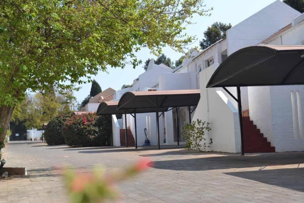 Daisy St -One Bedroom Apartment Johannesburg Dış mekan fotoğraf